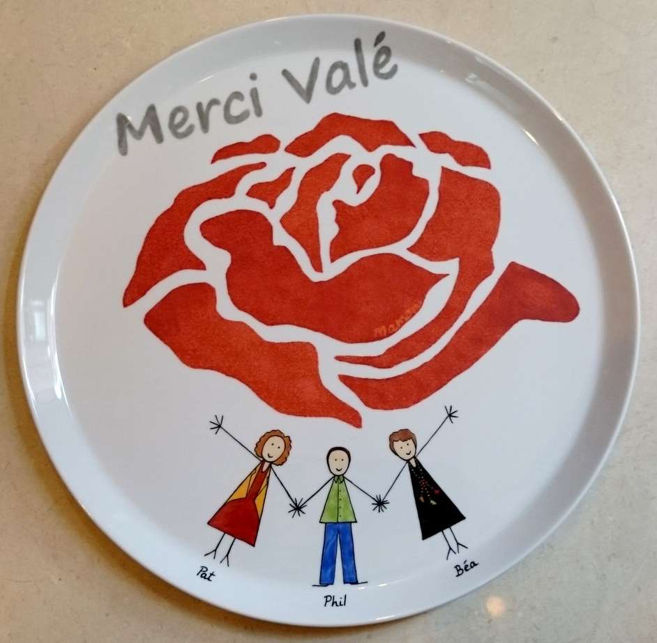 Plat à tarte en porcelaine personnalisé dans un style naïf par une famille et par une rose stylisée.